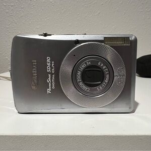 Canon PowerShot ELPH SD630 6.0MP Digital Camera Bundle Silver 2 Batteries Case
